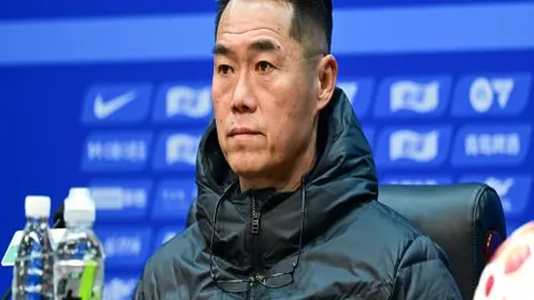 《太阳报》揭露：西蒙尼在国王杯赛前痛批皇社球迷，马竞大巴遭袭事件引发争议